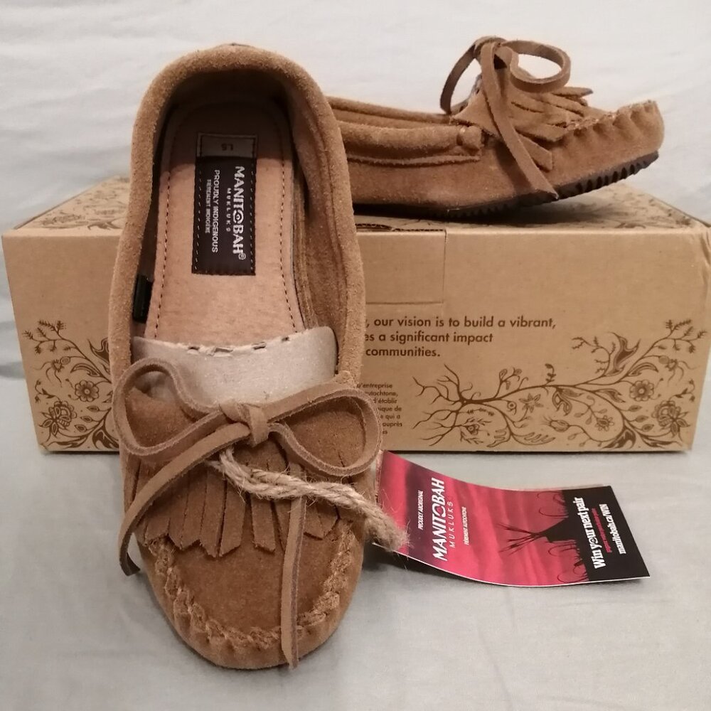 🇨🇦 New-In-Box Manitobah Mukluks Sunshine Moccasin (Suede) in Oak, NWT